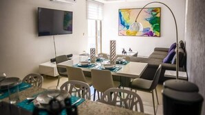 Appartement, 2 slaapkamers | Woonruimte | Een flatscreentelevisie