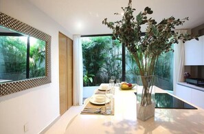 Apartment, 2 Schlafzimmer | Essbereich im Zimmer