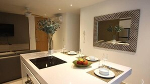 Appartement, 2 chambres | Cuisine privée | Cafetière-théière, réfrigérateur grande capacité avec congélateur