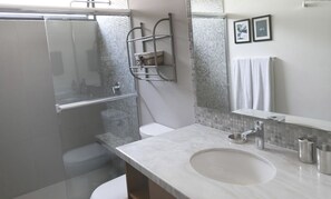 Apartment, 2 Bedrooms | Bathroom | Shower, hair dryer, towels - Lunada 114 (Playa del Carmen)