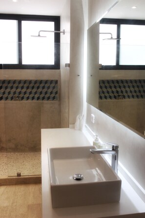 スタジオ プールビュー | バスルーム | シャワー、ヘアドライヤー、タオル