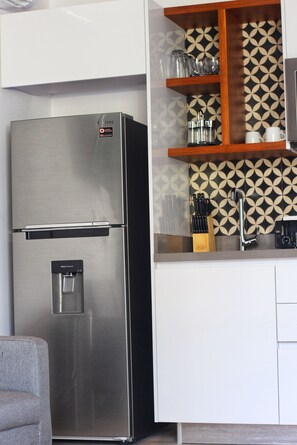 Estudio, vista a la alberca | Cocineta privada | Refrigerador con congelador, microondas y parrilla de estufa 