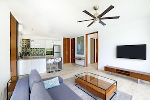 Apartment, 1 Schlafzimmer, Poolblick | Wohnbereich | Flachbildfernseher