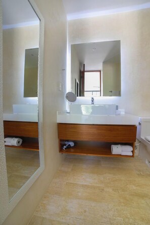 アパートメント 1 ベッドルーム プールビュー | バスルーム | シャワー、ヘアドライヤー、タオル