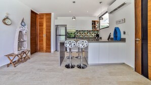 Căn hộ, 1 phòng ngủ, quang cảnh hồ bơi | Bếp riêng | Dụng cụ pha cà phê/trà, tủ lạnh, lò vi sóng, lò nướng 