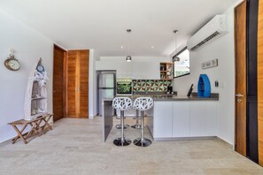 Departamento, 1 habitación, vista a la alberca | Cocina privada | Refrigerador con congelador, microondas, horno y parrilla de estufa