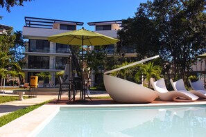 Una piscina al aire libre