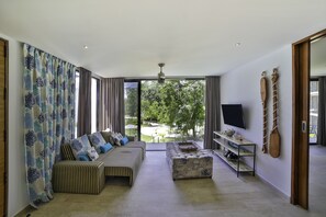 Departamento, 1 habitación, vista a la alberca | Área de sala de estar | Televisión de pantalla plana