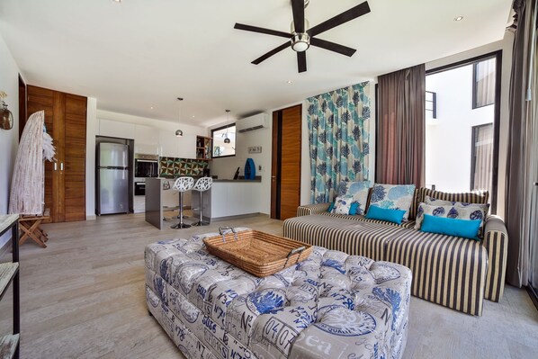 Apartamento, 1 habitación, vistas a la piscina | Zona de estar | Una televisión de pantalla plana