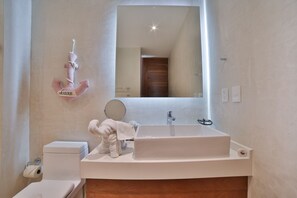 Apartamento, 1 habitación, vistas a la piscina | Baño | Ducha, secador de pelo y toallas