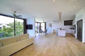 شقة - بمنظر للمسبح | منطقة المعيشة | تلفزيون بشاشة مسطحة