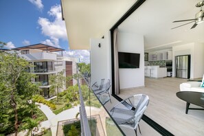 Appartement, vue piscine | Balcon