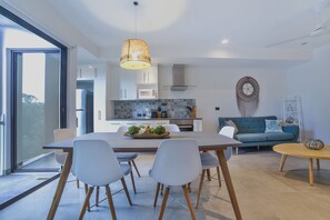 Apartment, 2 Schlafzimmer | Essbereich im Zimmer