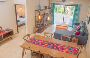 Departamento, 2 habitaciones | Área de sala de estar | Televisión de pantalla plana 