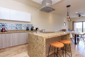 Departamento, 2 habitaciones | Cocina privada | Refrigerador con congelador, microondas, horno y parrilla de estufa 