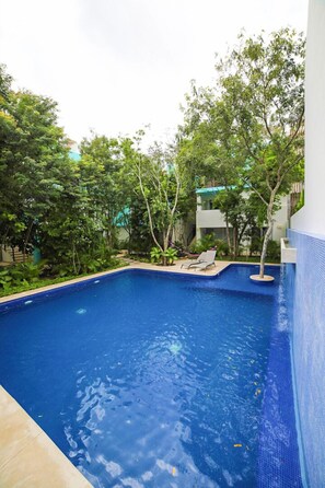 Una piscina al aire libre
