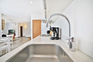 Appartement, 2 chambres | Cuisine privée | Réfrigérateur grande capacité avec congélateur, four à micro-ondes