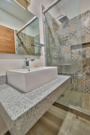 Apartment, 2 Bedrooms | Bathroom | Shower, hair dryer, towels