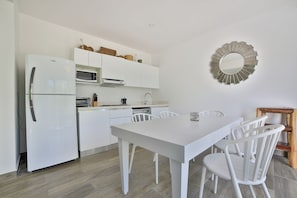 Apartment, 2 Bedrooms | In-room dining