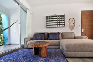Apartamento, 2 habitaciones | Sala de estar | Una televisión de pantalla plana