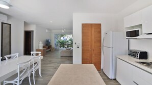 Apartment, 2 Schlafzimmer | Eigene Küche | Wasserkocher mit Kaffee-/Teezubehör, großer Kühlschrank, Mikrowelle