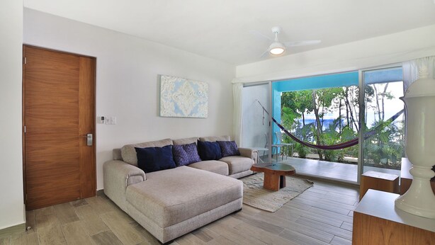 Apartamento, 2 habitaciones | Sala de estar | Una televisión de pantalla plana