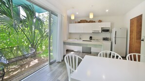 Apartamento, 2 habitaciones | Cocina privada | Cafetera o tetera, frigorífico grande, microondas y horno