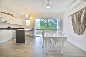 Apartment, 2 Schlafzimmer | Essbereich im Zimmer