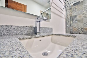 Apartemen, 2 kamar tidur | Kamar mandi | Shower, pengering rambut, dan handuk