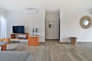 Departamento, 2 habitaciones | Área de sala de estar | Televisión de pantalla plana