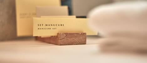 A wooden block with a label reading "SET MANUCURE MANICURE SET" on a flat surface.
