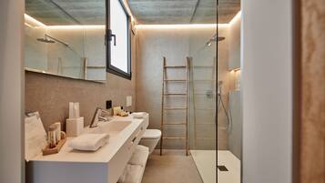 Habitación superior | Baño | Ducha, artículos de higiene personal gratuitos y secador de pelo