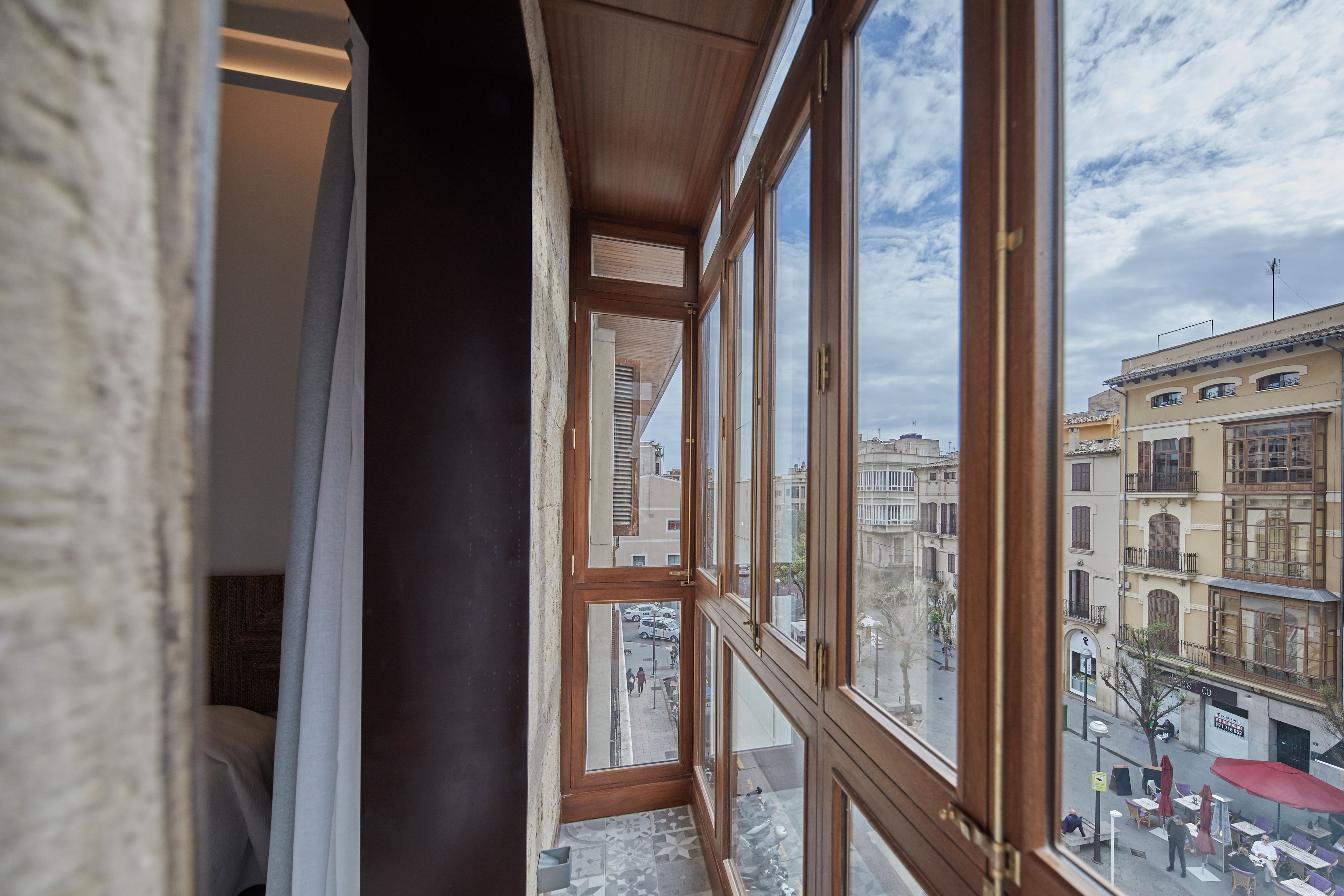 Standard Double Room | Minibar, in-room safe, desk, blackout drapes