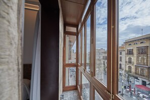 Standaard tweepersoonskamer | Een minibar, een kluis op de kamer, een bureau, verduisterende gordijnen