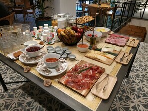 Se ofrece un desayuno bufé todos los días (por un coste adicional)