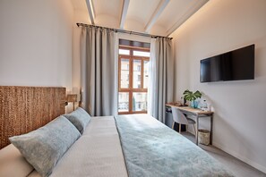 Standaard tweepersoonskamer | Een minibar, een kluis op de kamer, een bureau, verduisterende gordijnen