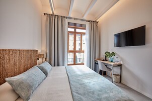 Minibar, caja de seguridad en la habitación y escritorio 