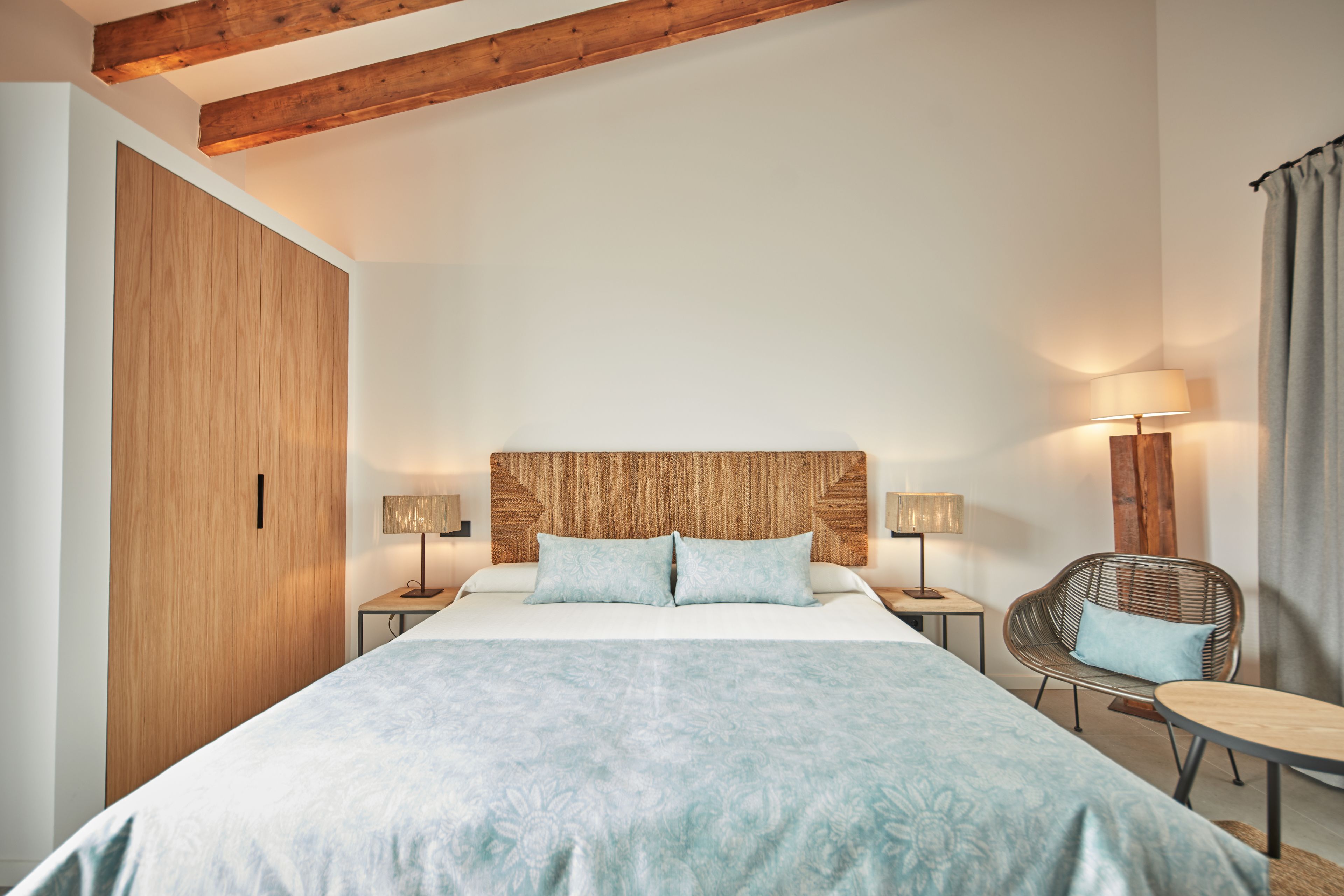 Minibar, Zimmersafe, Schreibtisch, Verdunkelungsvorhänge