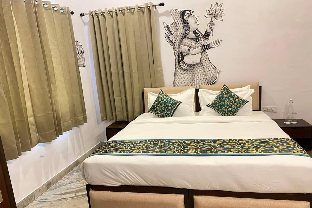 Superior Double Room | Soundproofing, free WiFi, bed sheets