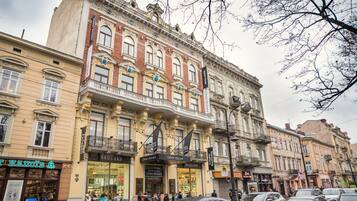 Un bâtiment historique abritant plusieurs commerces, dont un théâtre et une librairie.