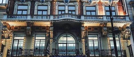 Voorkant accommodatie - avond/nacht