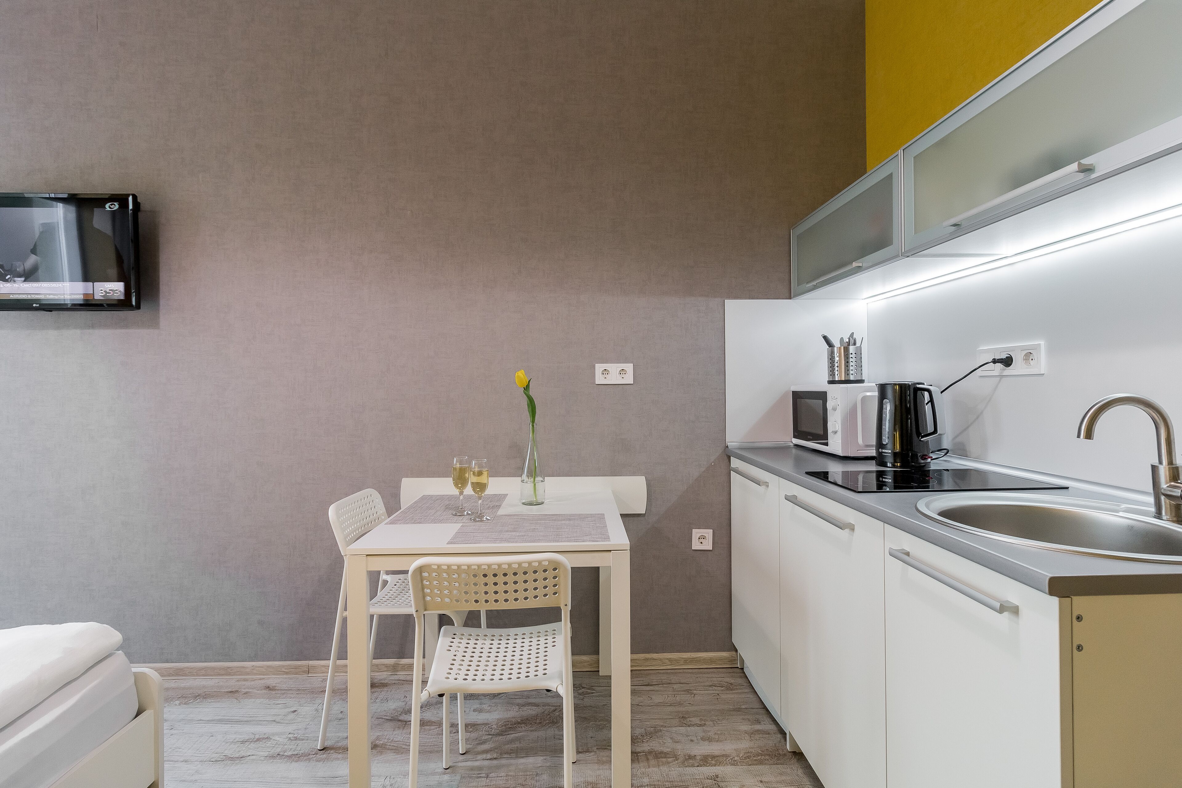 Studio Standard | Cuisine privée | Réfrigérateur, four à micro-ondes, surface de cuisson