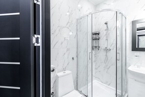 Habitació doble o amb dos llits individuals nupcial | Bany | Dutxa, articles de tocador gratuïts, assecador de cabells i sabatilles 