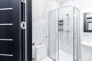 Honeymoon-Doppel- oder -Zweibettzimmer | Badezimmer | Dusche, kostenlose Toilettenartikel, Haartrockner, Hausschuhe