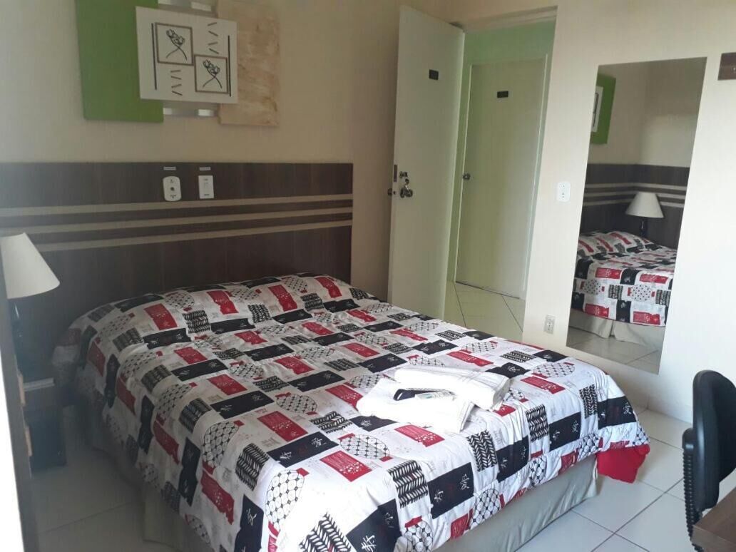 Bàn, màn/rèm cản sáng, phòng cách âm 