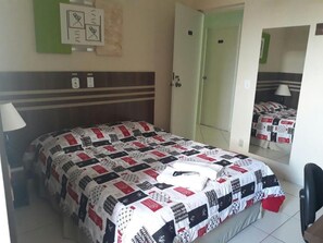 Escritorio, cortinas opacas, sistema de insonorización y wifi gratis