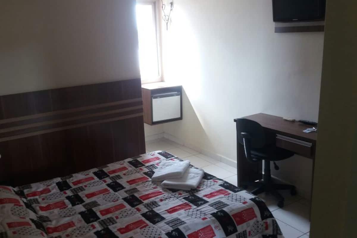 Habitación doble de uso individual, 1 cama matrimonial, para fumadores | Escritorio, cortinas blackout, insonorización y wifi gratis