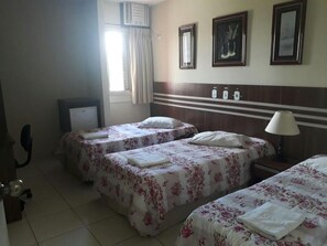 Escritorio, cortinas opacas, sistema de insonorización y wifi gratis