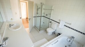 Bañera profunda, cabezal de ducha tipo lluvia
