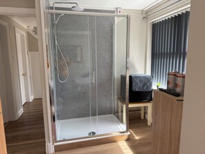 Habitación básica doble, 1 cama doble, no fumadores, baño privado | Wifi gratis y ropa de cama